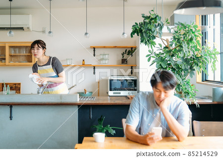 A woman who suspects a man looking at a smartphone A woman who suspects a man looking at a smartphone 85214529