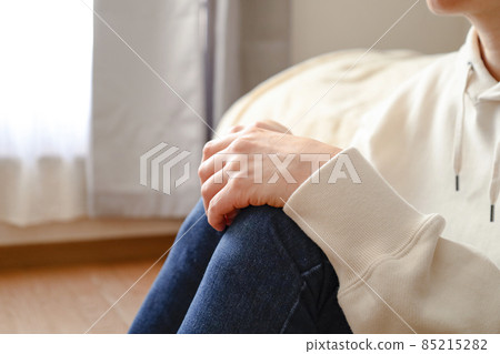 女性坐在房間的地板上 85215282