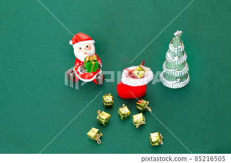 微型聖誕老人,靴子,聖誕樹桌照片 微型聖誕老人,靴子,聖誕樹桌照片 85216505