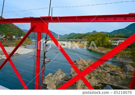日本最古老的現代吊橋美濃橋和長良川美濃市 85218070