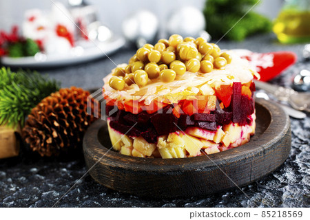 Salad of beets, carrots, potatoes, onions and green peas. Traditional Russian beetroot salad. Vegetarian vegetable salad. 85218569