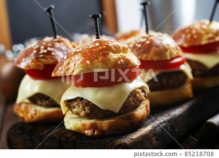 mini hamburgers sliders, mini burgers on board 85218708