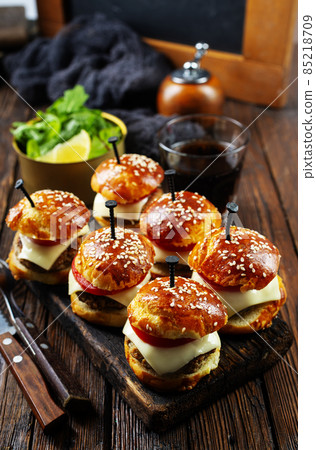 mini hamburgers sliders, mini burgers on board 85218709