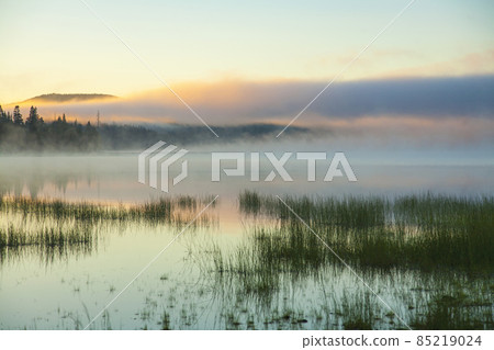 The sunrise of Medicine Lake that shines on the surface of the water 85219024