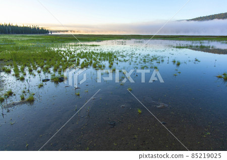 The sunrise of Medicine Lake that shines on the surface of the water The sunrise of Medicine Lake that shines on the surface of the water 85219025