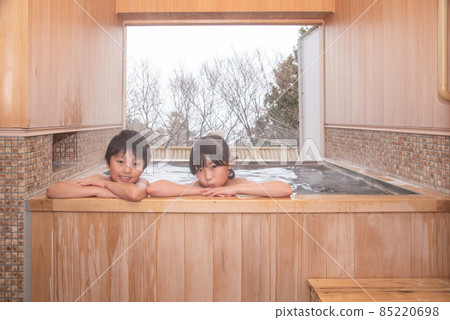 小學男生女生泡溫泉 小學男生女生泡溫泉 85220698