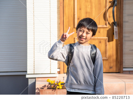 小學男孩回家 85220713