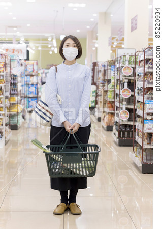 在超市購物的中年婦女 85220934