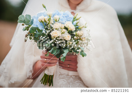 Bouquet of flowers in the hand of the bride 85221191