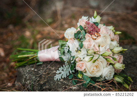 Gold wedding rings on the bouquet of flowers Gold wedding rings on the bouquet of flowers 85221202