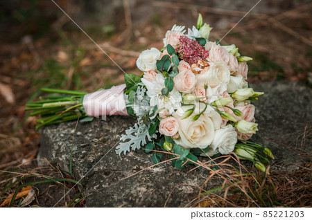 Gold wedding rings on the bouquet of flowers Gold wedding rings on the bouquet of flowers 85221203