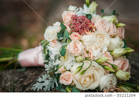 Gold wedding rings on the bouquet of flowers Gold wedding rings on the bouquet of flowers 85221204