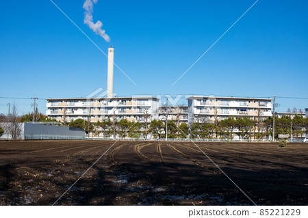 The smoke and blue sky of the chimney of the garbage incinerator over the housing complex in Saiwaicho, Tachikawa-shi, Tokyo The smoke and blue sky of the chimney of the garbage incinerator over the housing complex in Saiwaicho, Tachikawa-shi, Tokyo 85221229