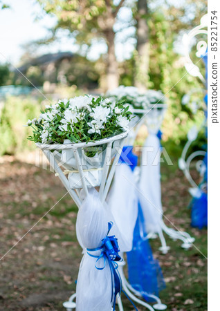 Flower bouquets in iron stands 85221754