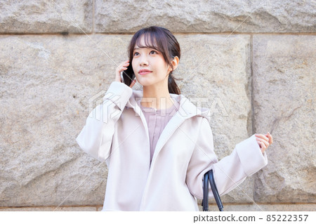 女人在外面打電話 女人在外面打電話 85222357