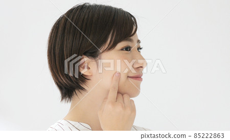 美女形像中間女人 85222863