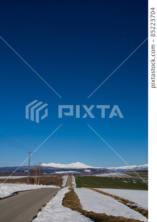 春季田間耕作區和雪山大雪山 春季田間耕作區和雪山大雪山 85223704