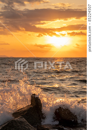 Wave splash and sunset 85224507