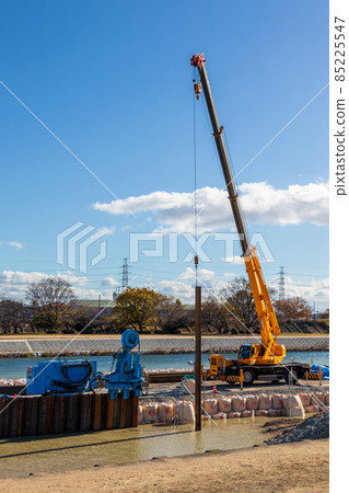 Mobile crane that suspends long steel materials at construction sites 85225547