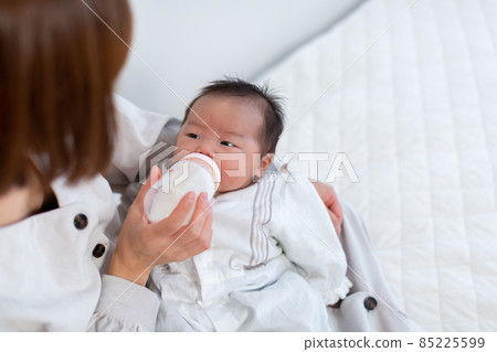 育兒媽媽和1個月大寶寶的母乳喂養 85225599