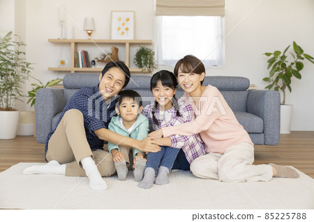 微笑家庭、30 多歲的父母和小學生的兄弟姐妹，看著相機的肖像 85225788