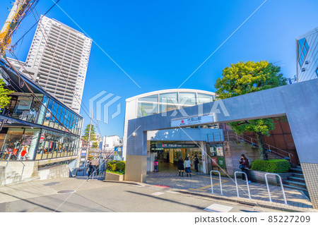 代官山站和塔樓公寓等日本東京城市景觀 85227209