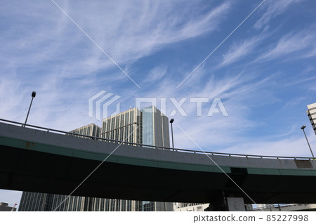 公路橋、電燈、摩天大樓、白雲、動感薄雲、藍天風光 85227998