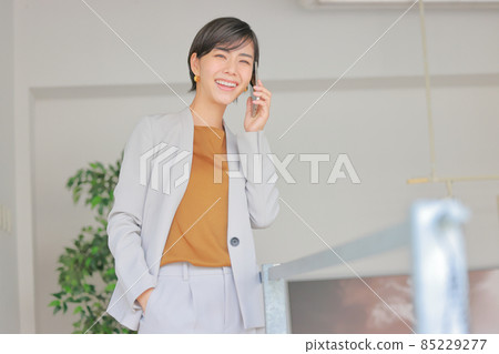Business woman who puts her hand in her pocket and makes a phone call 1 85229277