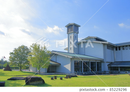A building surrounded by a forest rich in nature (Aichi Prefectural Ceramic Museum, Seto City, Aichi Prefecture) A building surrounded by a forest rich in nature (Aichi Prefectural Ceramic Museum, Seto City, Aichi Prefecture) 85229296