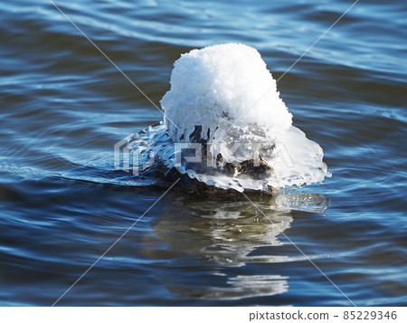 石頭在河裡戴著雪帽的表情 85229346