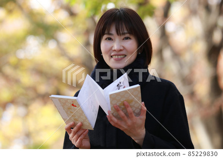 拿著紅戳書的女人 拿著紅戳書的女人 85229830
