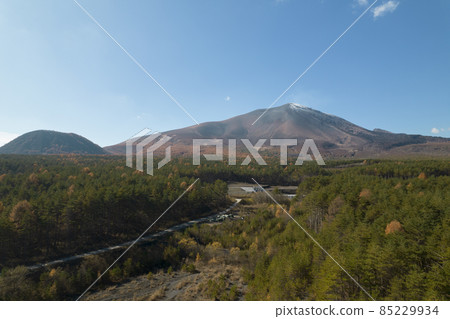 無人機鳥瞰早晨的淺間山和被秋葉染紅的樹海森林 無人機鳥瞰早晨的淺間山和被秋葉染紅的樹海森林 85229934