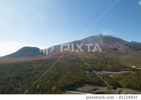 無人機鳥瞰早晨的淺間山和被秋葉染紅的樹海森林 無人機鳥瞰早晨的淺間山和被秋葉染紅的樹海森林 85229935