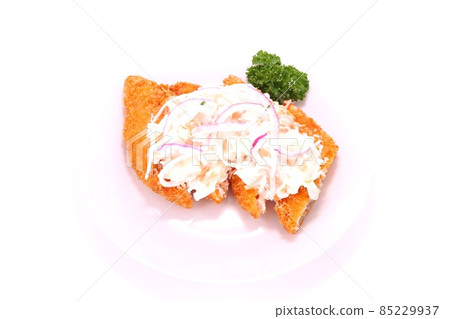 炸白魚配塔塔醬,escabeche,明亮的背景 炸白魚配塔塔醬,escabeche,明亮的背景 85229937