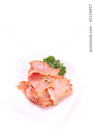 烤豬肉切掉了小盤子的明亮背景 烤豬肉切掉了小盤子的明亮背景 85229957