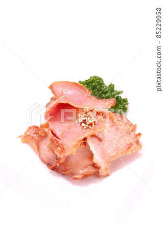 烤豬肉切掉了小盤子的明亮背景 烤豬肉切掉了小盤子的明亮背景 85229958
