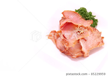 烤豬肉切掉了小盤子的明亮背景 烤豬肉切掉了小盤子的明亮背景 85229959