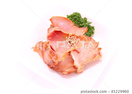 烤豬肉切掉了小盤子的明亮背景 烤豬肉切掉了小盤子的明亮背景 85229960