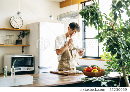 Men tasting in the kitchen (problem) 85230069
