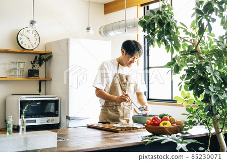 一個男人在廚房品嚐（微笑） 85230071