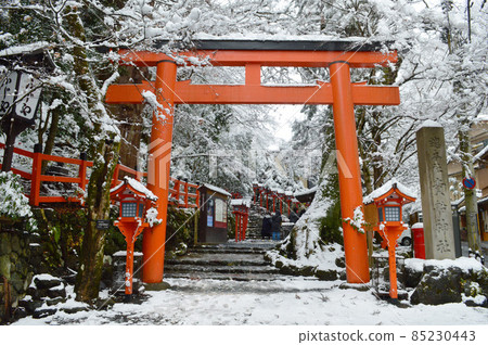 Visit the main shrine of Kibune Shrine with a fantastic snow scene on the morning of December 18, 2021 85230443