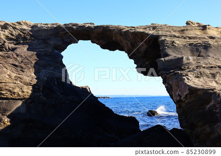 View of the sea and sky through the sea cave of Uma-no-seidomon in Jogashima Park, Miura Peninsula 85230899