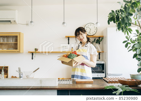 廚房裡用紙板裝蔬菜的女性 廚房裡用紙板裝蔬菜的女性 85230980