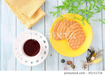 黃油華夫餅、咖啡和配飾 | 鳥瞰圖 85231716