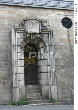 the classical stone front door at Former Central Magistracy 22 Oct 2004 the classical stone front door at Former Central Magistracy 22 Oct 2004 85232281