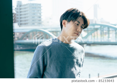 靠窗放鬆的年輕人 85233643