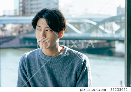 靠窗放鬆的年輕人 85233651