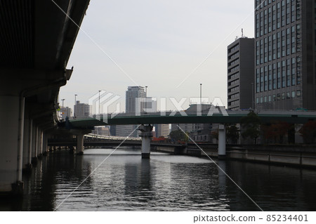 藍天薄雲、河流、公路橋樑和摩天大樓的城市景觀 藍天薄雲、河流、公路橋樑和摩天大樓的城市景觀 85234401