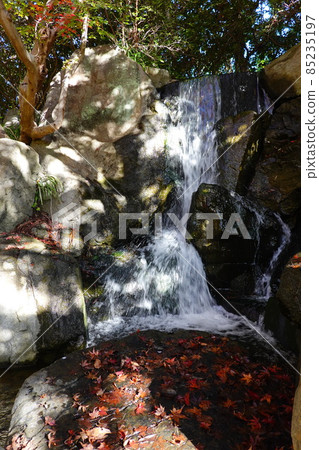 噴泉的瀑布 85235197