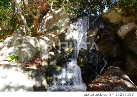 噴泉的瀑布 85235198